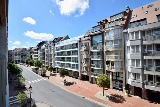 Ruim appartement van 163m² met 11 m² façade in de Dumortierlaan.