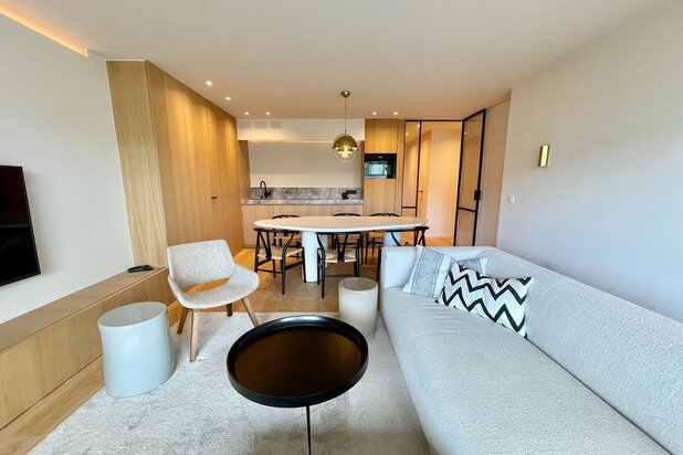 Prachtig afgewerkt, gemeubeld twee slaapkamer appartement heel goed gelegen op de Kustlaan.