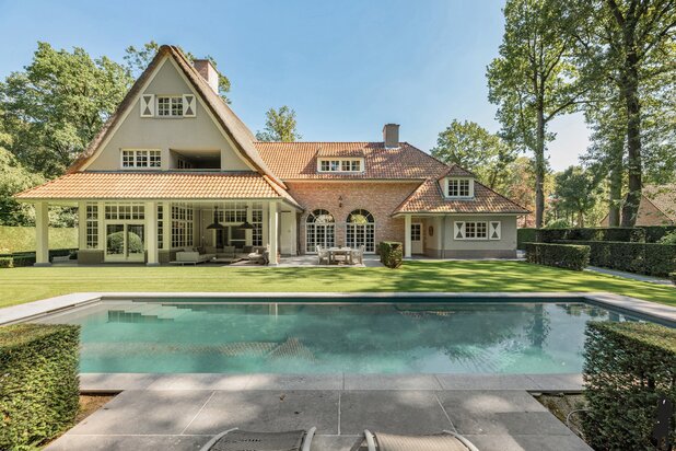 Rietgedekte en tot in de puntjes afgewerkte klassevilla