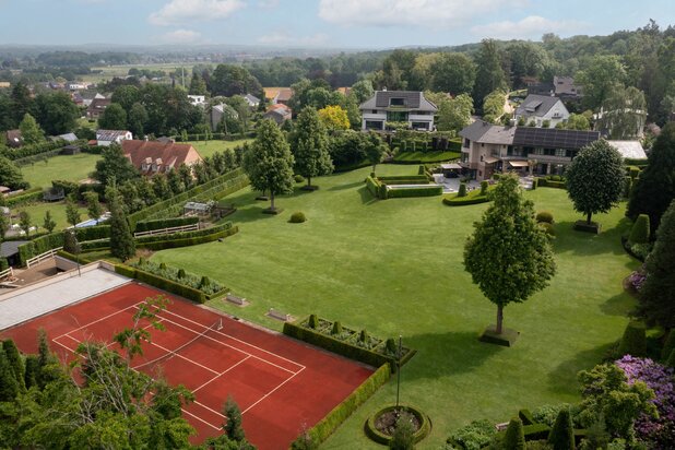 Uitzonderlijke villa met tennisveld en zwembad in Winksele