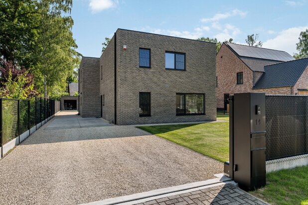 Recent moderne villa in residentiële omgeving te Schoten