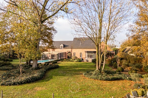 Koetsierswoning met schuur op ca. 11.500 m²