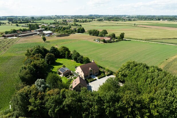 Villa op een perceel van ca. 7.900 m² in landelijke omgeving