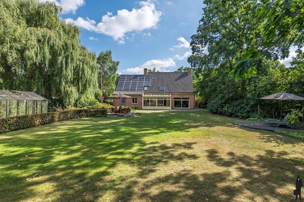 Ruime villa met aangelegde tuin
