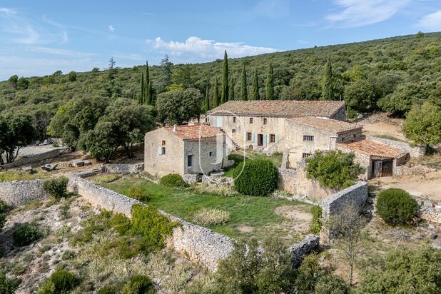Old farmhouse to renovate in an exceptional location for sale in Rustrel