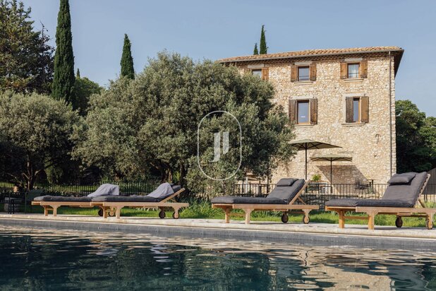 Authentic renovated country house with pool for sale near Saint-Didier