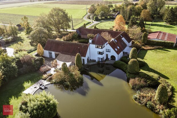 Zeer rustig gelegen vierkantshoeve met vergunde volumes