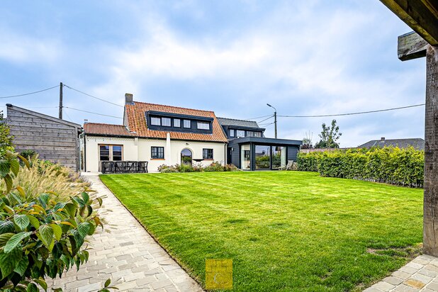 knap gerenoveerde gezinswoning, landelijke stijl met eigentijdse toets, met zonnige tuin en parking