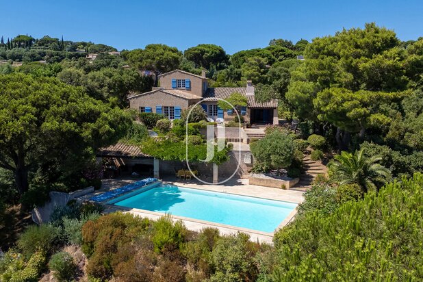 Villa with Exceptional Potential and Panoramic Sea View for Sale in Gigaro