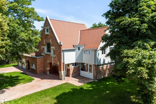 UCCLE : Superbe propriété 6 chambres rénovée avec élégance