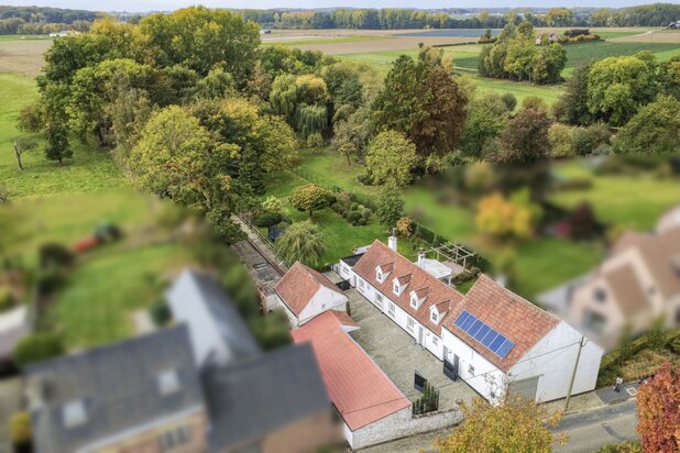 Ferme rénovée avec dépendances et 8 écuries.