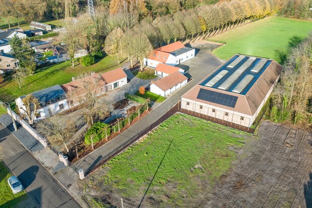 Exclusief hippisch eigendom met binnen- en buitenpiste, paardenstallen