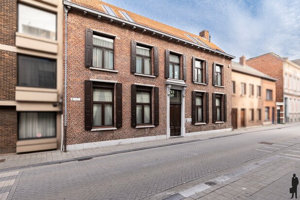 Statig herenhuis met 6 slks, 2 bdks, dubbele garage