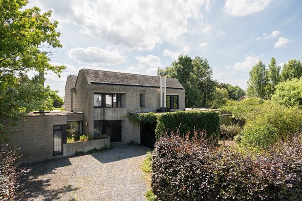 Modernistische villa met praktijkruimte en zuidwestgerichte tuin op riant perceel in Lembeke