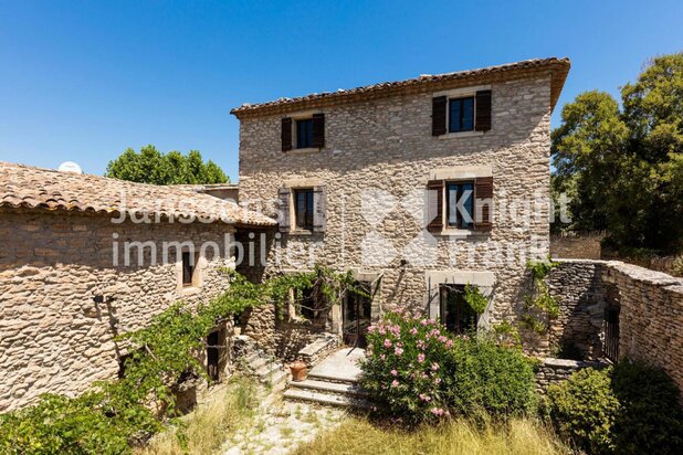 Old manor house with land for sale in Gordes