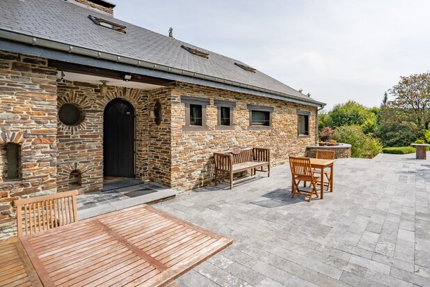 Vierzijdige woning met 5 slaapkamers, uitzicht en 2 hectare