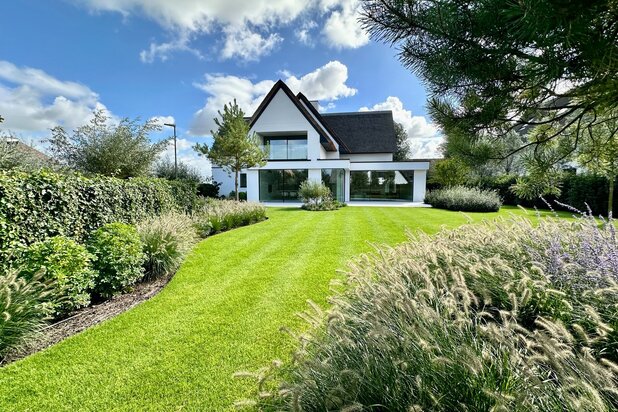 Luxueuze nieuwbouwvilla gelegen aan de rand van het Zoute, op slechts enkele minuten van de zee en het strand.