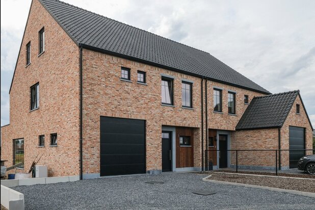 Zéér ruime en knap afgewerkte nieuwbouw te Nieuwerkerken.