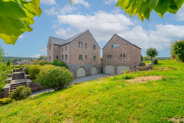 TE KOOP in Nandrin Prachtige woning met 5 kamers, 4 garages