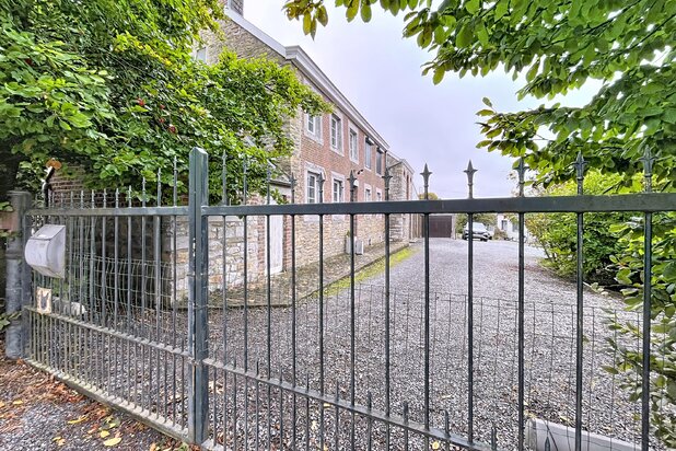 Ravissante ancienne fermette avec prairie, box et hangar