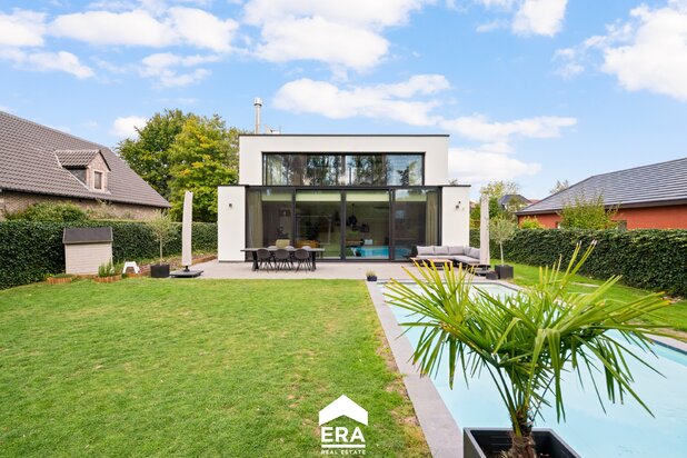 Villa de luxe économe en énergie avec vue sur la forêt.