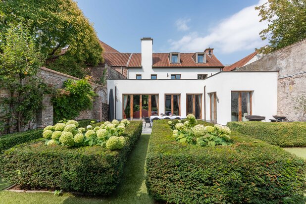 Exclusieve stadswoning met garage en tuin in hartje Brugge