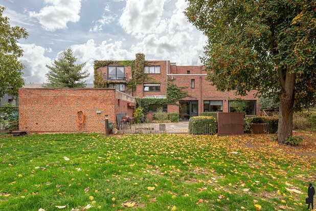 Voormalige dokterswoning in het centrum van Stabroek!