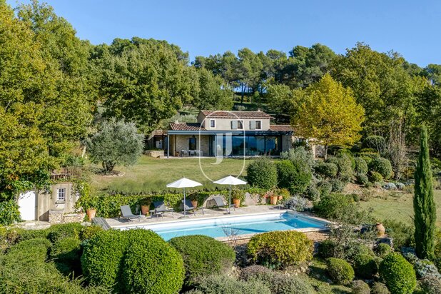 Property with pool and outbuildings for sale in Bonnieux.
