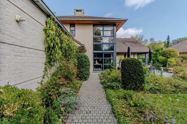 Tijdloze villa in 't groen. 