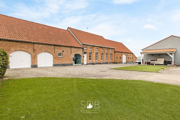 Prachtige villa in hoevestijl met bijgebouwen op 3.973m²