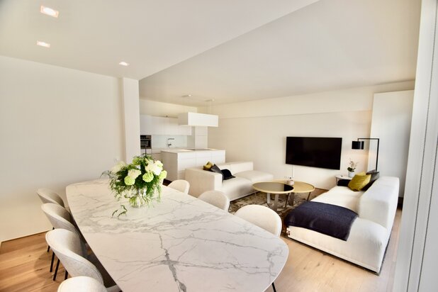 Hedendaags appartement genietend van zijdelings zeezicht, vlakbij de zee.