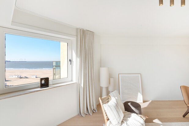 Prachtig gerenoveerd appartement met zijdelings zeezicht in Duinbergen.