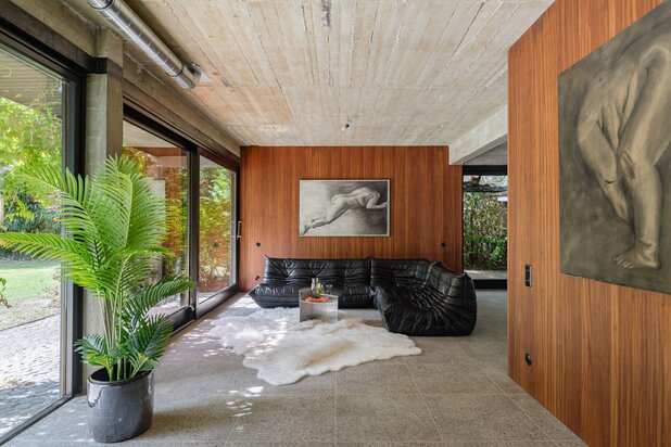 70’s brutalistische villa gehuld in warme gloed