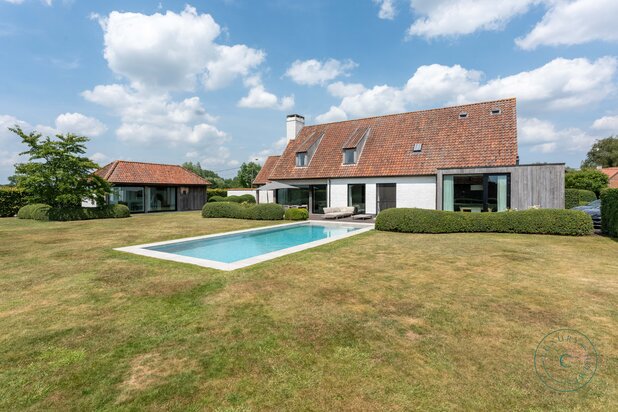 Sublieme villa met zwembad en bijgebouwen