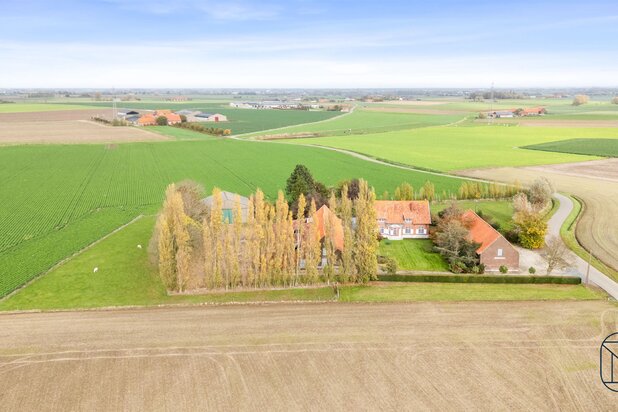 Magnifique ferme carrée avec 2 granges + hangar sur 1 ha.