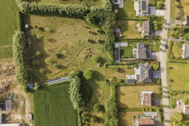 Grote villa met binnenzwembad op 9700m2, te Moregem