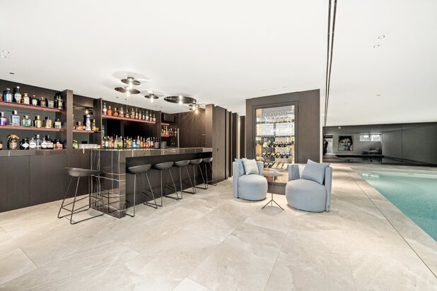 Grote villa met binnenzwembad op 9700m2, te Moregem