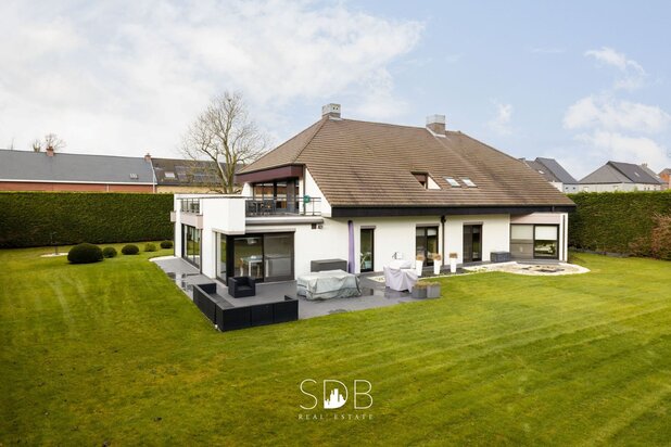 Prachtige ruime villa met gezinstuin + appartement op 2.135m²