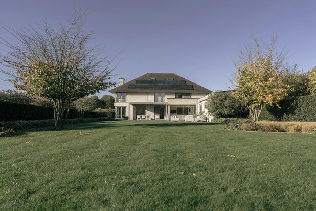 Instapklare villa met 5 slaapkamers en binnenzwembad te koop