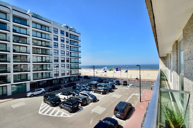 Gerenoveerd appartement genietend van lateraal zeezicht gelegen hartje Het Zoute