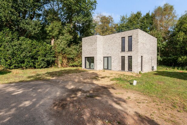 Nieuwe, energiezuinige open bebouwing in doodlopende straat.