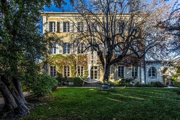 Elegant bourgeois building for sale in the heart of Uzès
