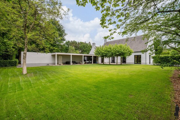 Gerenoveerde villa op 1.900 m² nabij de Nederlandse grens