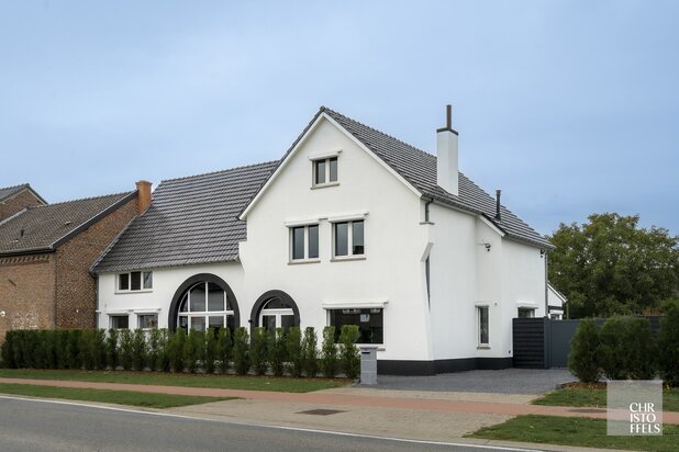 Uitzonderlijk ruime (440m²!) en volledig gerenoveerde woning met commerciële topligging en tal van mogelijkheden in Lanaken!