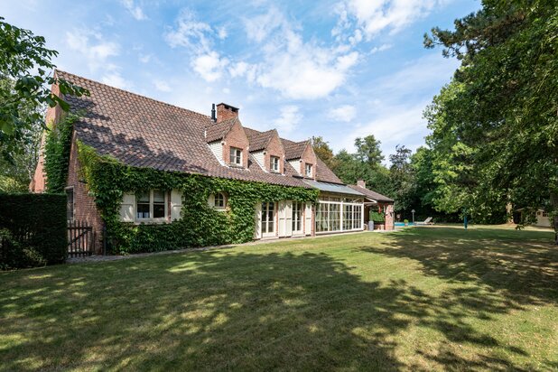 Ruime villa met aparte praktijkruimte op ca. 2.168 m2.