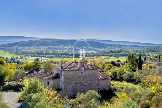 Farmhouse to be finished renovating for sale in Gordes