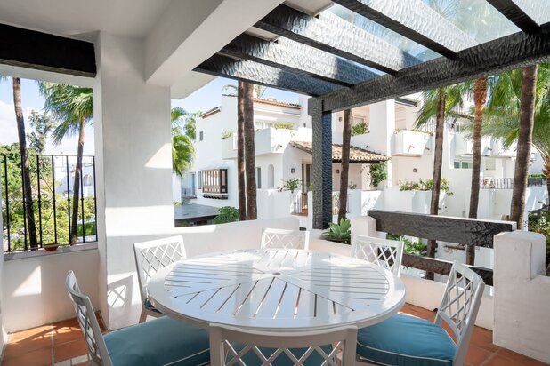 Elegant vier slaapkamers duplex penthouse in Puente Romano, Marbella