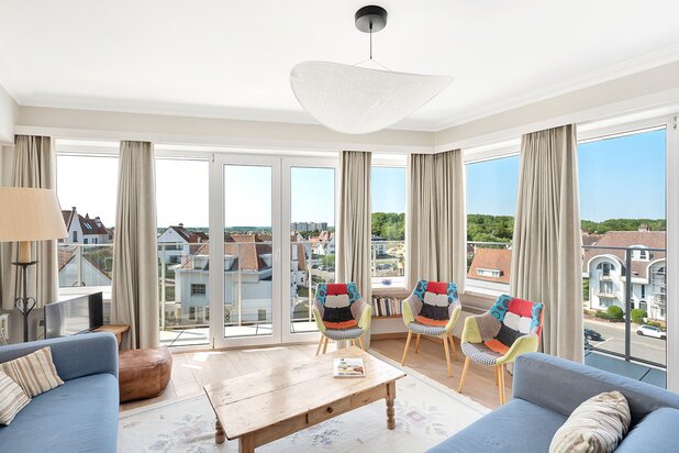 Uniek hoekappartement op topligging met vijf slaapkamers en schitterend zicht in Duinbergen