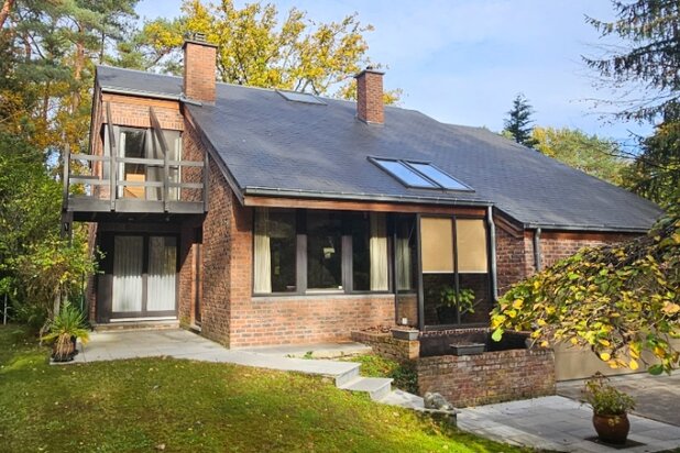 Zeer rustig gelegen villa van 245m² in moderne stijl op 14 are palende aan golfdomein