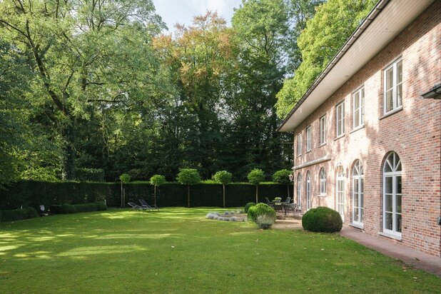 Vrijstaande villa (363 m²) met ruim bijgebouw op een gunstig perceel van 1.205 m²